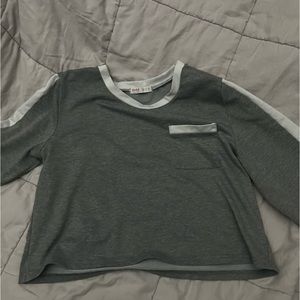 Romwe top, light gray, white boarder, crop top, long sleeve, with pocket